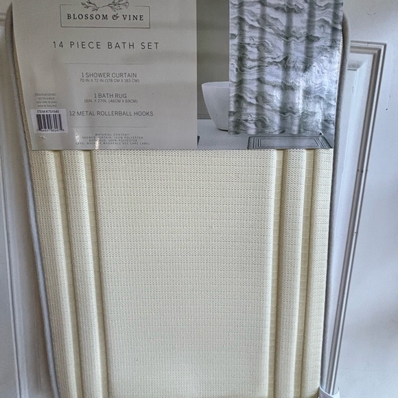 NWT 14 piece Bath set Grey
& White Colors
Blossom & Vine - Picture 4 of 5